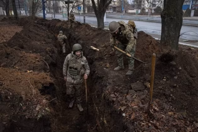 Trong trường hợp quân Nga thành công hợp vây từ phía nam và phía bắc vào Bakhmut, thì các đơn vị của Quân đội Ukraine tại phía tây thành phố sẽ bị các lực lượng quân Nga có sức mạnh vượt trội siết chặt và nghiền nát. Trên thực tế, trận địa phòng ngự của quân Ukraine tại khu vực tây Bakhmut, được xây dựng rất sơ sài. 