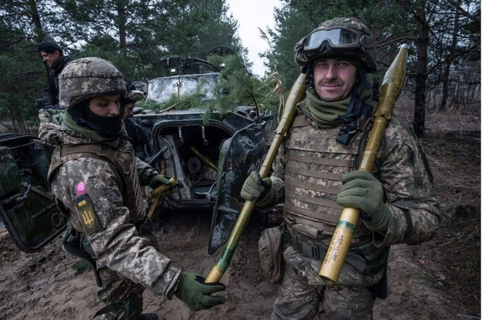 Bên cạnh đó, với việc Quân đội Nga triển khai một số lượng lớn pháo binh dẫn đường chính xác, để hỗ trợ chiến đấu cho các lực lượng ở thành phố Bakhmut; thì 30.000 quân Ukraine tại khu vực này, đang phải đối mặt với “một phép thử mới”.