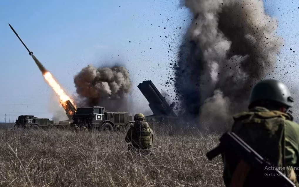 Tuy nhiên, chiến tranh vốn dĩ rất tàn khốc. Trong trận Pokrovsk, hỏa lực ác liệt của quân Nga chắc chắn trở thành nhân tố then chốt quyết định thắng thua. Việc sử dụng bom nhiệt áp ODAB-3000 và bom nổ phá FAB-3000 không chỉ thể hiện ưu thế hỏa lực của Nga, mà còn bộc lộ những thiếu sót của Quân đội Ukraine trong khả năng phòng không và yểm trợ hỏa lực. 