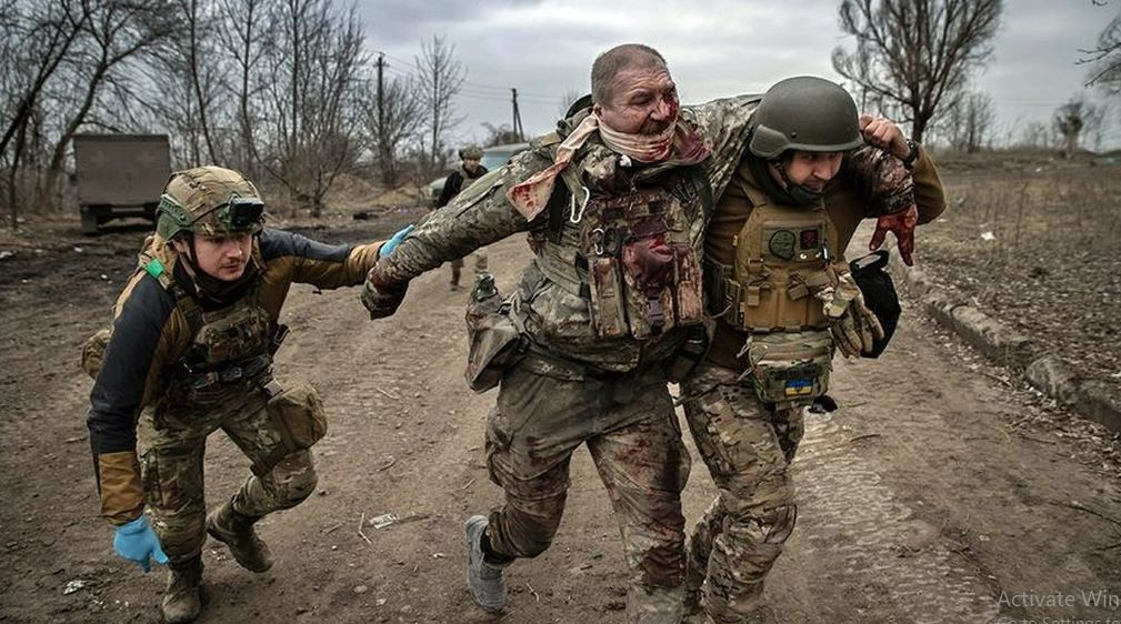 The Economist trích dẫn các tính toán, theo đó cứ mỗi người lính thiệt mạng thì có 6-8 người bị thương nặng. Vì vậy, một tỷ lệ đáng kể nam giới trong độ tuổi chiến đấu đã chết, hoặc không thể tiếp tục chiến đấu.