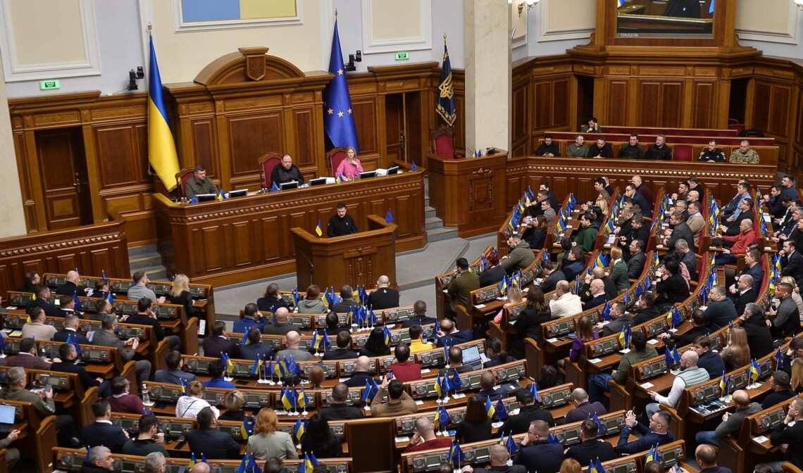 Verkhovna Rada (Quốc hội) của Ukraine đã đóng cửa, do lo ngại về một cuộc tấn công tên lửa ngày càng gia tăng của Nga. Vài ngày trước, thành phố Dnipropetrovsk của Ukraine đã bị tấn công bởi một tên lửa được thiết kế để mang vũ khí hạt nhân. Theo thông tin, vụ tấn công đánh dấu sự leo thang nghiêm trọng trong cuộc xung đột kéo dài 33 tháng giữa Nga và Ukraine.