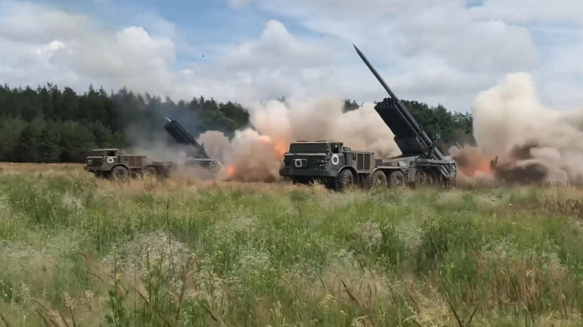 Trong chiến dịch Luhansk Oblast vừa qua, liên quân Nga đã bao vây 8.000-10.000 binh sĩ Ukraine ở Sieverodonetsk-Lisichansk. Mục tiêu của chiến dịch Lugansk Oblast của liên quân Nga, là tiến hành hợp vây, tiêu diệt và bắt sống toàn bộ lực lượng Ukraine phòng thủ tại đây và giành quyền kiểm soát hoàn toàn hai thành phố này.