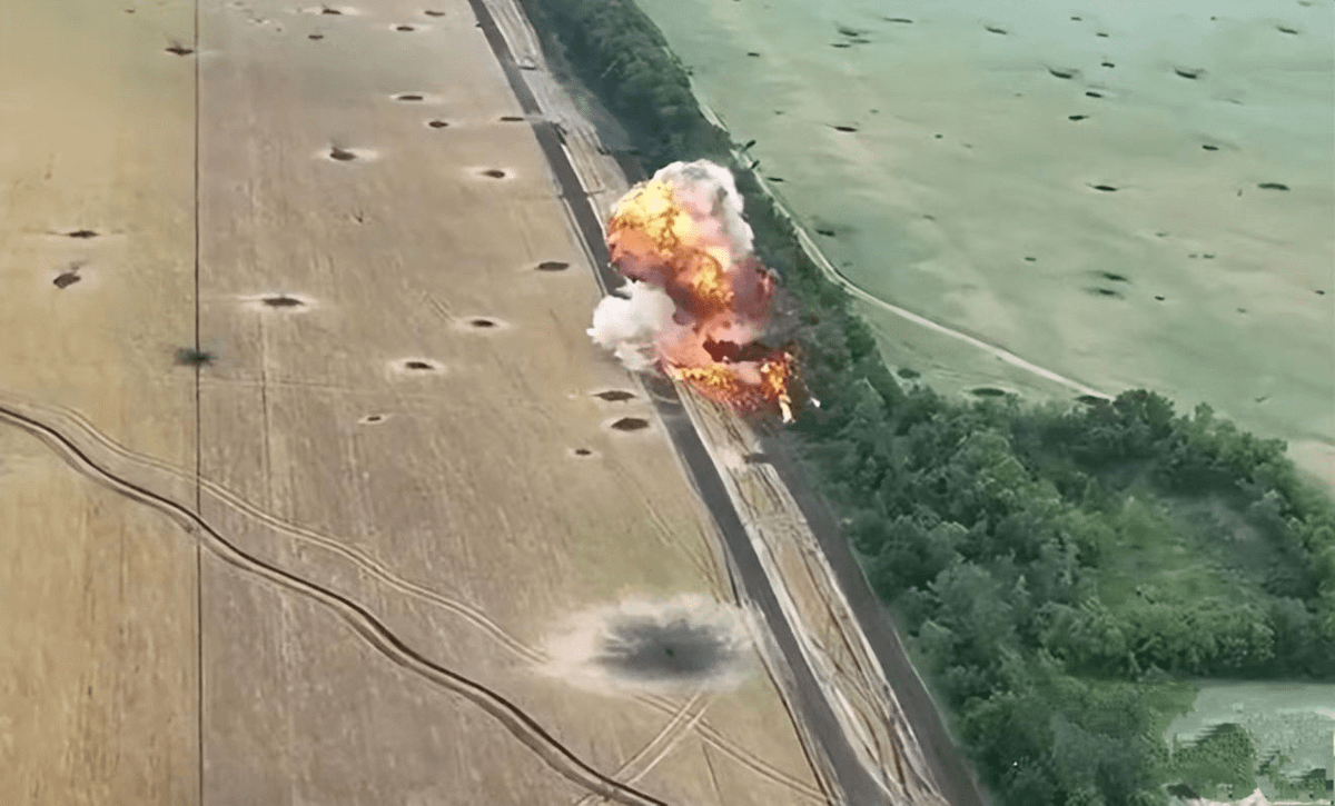 Chỉ cần một nhóm xe tăng Nga nhanh chóng lao ra mà không có sự yểm trợ của pháo binh và bộ binh, chúng sẽ bị phục kích bởi nhiều đội chống tăng khác nhau của Ukraine và trúng đạn pháo dẫn đường chính xác tầm xa của Quân đội Ukraine.