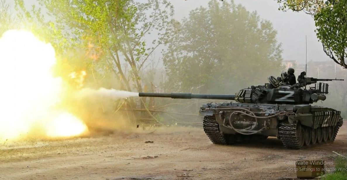 Các nhóm chiến đấu cấp tiểu đoàn của Quân đội Nga, thường sử dụng xe tăng và xe chiến đấu bộ binh làm phương tiện đột kích, dưới sự yểm trợ tuyệt đối của hỏa lực pháo binh. Với đội hình như vậy, 50 nhóm chiến đấu từ ba mặt cùng tiến, không cho Quân đội Ukraine bất kỳ cơ hội nào để phản công hay phục kích đánh lén.