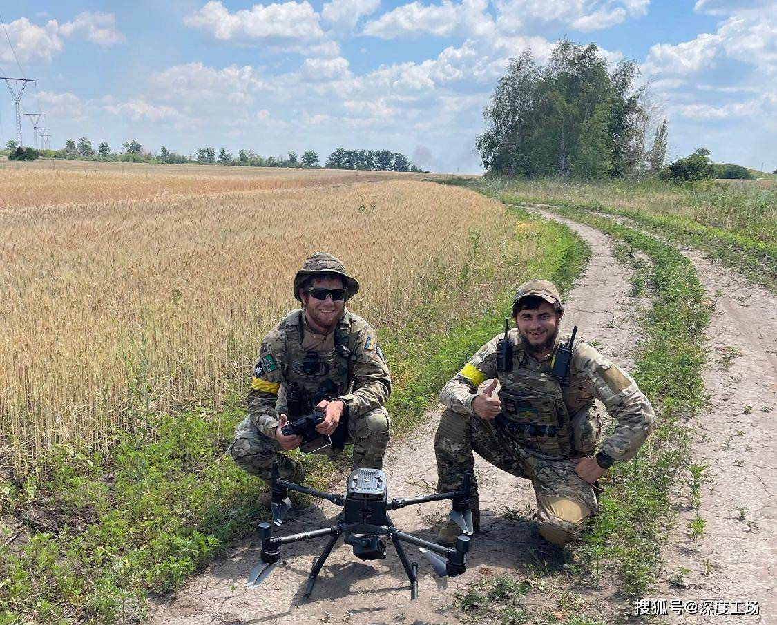 Đồng thời, Quân đội Nga khó có thể tiến công sâu với lực lượng thiết giáp đông đảo. Vì vùng Donbas là một vùng đồng bằng rộng lớn và chỉ có một số con đường lớn. Hai bên đường có nhiều mìn, trên nhiều đoạn đường còn có Quân đội Ukraine với vũ khí chống tăng như tên lửa Javelin hay NLAW phục kích. 