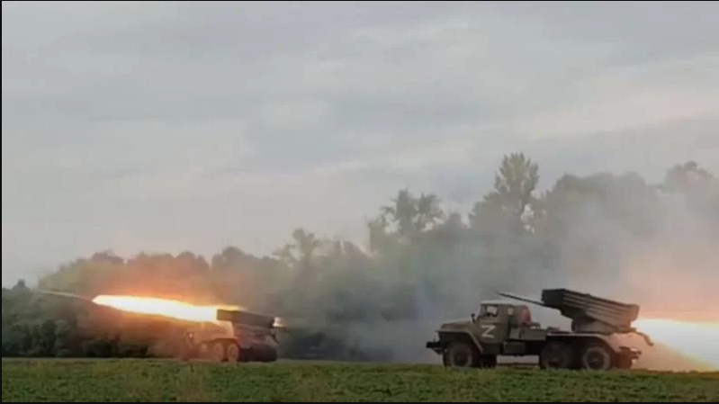 Theo trang tin Topwar của Nga, Quân đội Nga, với sự hỗ trợ của dân quân thân Nga, tiếp tục tổ chức tấn công các lực lượng Ukraine ở Donbass và các khu vực khác. Phía Ukraine buộc phải rút các đơn vị chiến đấu tuyến trước vốn bị tổn thất nặng nề, thay thế bằng lực lượng dự bị động viên.