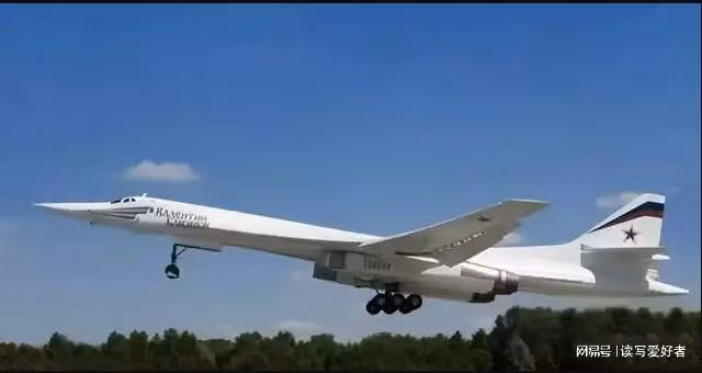 Ngoài các máy bay chiến đấu mà chúng ta quen thuộc, hầu hết máy bay ném bom chiến lược Tu-160 đều được Ukraine thừa kế. Trước khi Liên Xô sụp đổ, họ đã sản xuất tổng cộng 25 chiếc Tu-160, trong đó có 19 chiếc đóng quân ở Ukraine và chỉ có 6 chiếc ở Nga.