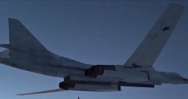 Điều thú vị hơn là máy bay ném bom Tu-160 có cách bố trí khí động học tương đối truyền thống, nhưng lại có thể đạt tốc độ bay tối đa hơn Mach 2. Không chỉ bay nhanh, tầm bay tối đa 16.000 km khiến Tu-160 trở nên vô song trong lĩnh vực này. 