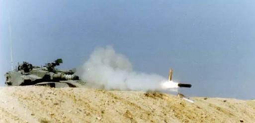 Về vũ khí, Merkava Mk4 được trang bị một pháo nòng trơn 120 mm (cơ số đạn 48 viên); một súng máy hạng nặng 12,7mm (trên nóc tháp pháo), hai súng máy 7,62mm (một trên tháp pháo và một đồng trục với pháo chính); một súng cối 60mm và 12 quả lựu đạn khói.