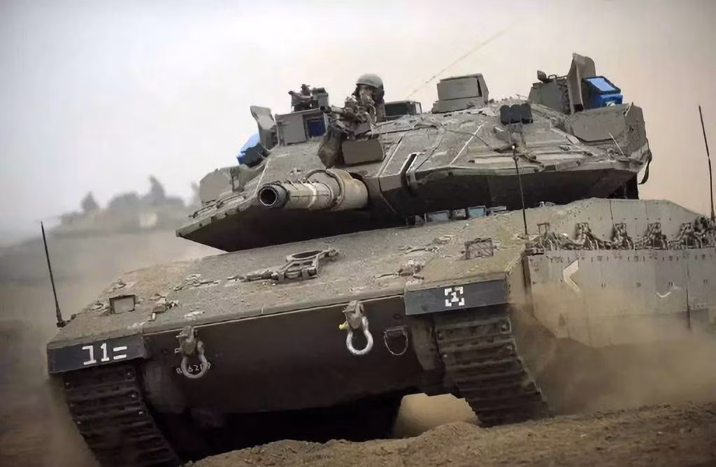 Vỏ giáp của xe tăng chiến đấu chủ lực Merkava được chế tạo bằng phương pháp đúc; phần giáp phía trên của bán cầu trước, được tăng cường một tấm giáp định hình, có khả năng chống đạn tốt.