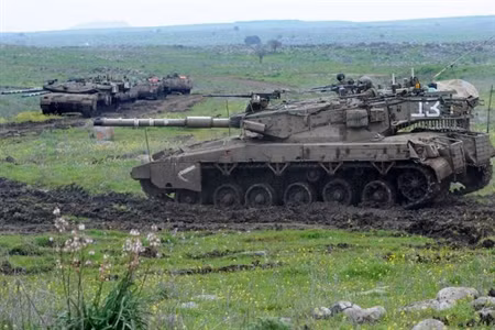 Các nhà thiết kế xe tăng Israel đã tạo một lớp giáp rỗng phía sau lớp giáp đúc này và đổ đầy dầu diesel với độ ổn định và trơ cao, tiếp đến là một lớp giáp khác; với kết cấu này, giúp Merkava có khả năng chống đạn xuyên giáp và tên lửa chống tăng tốt hơn.