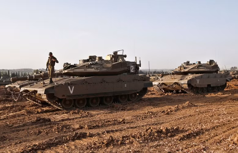 Đặc điểm của khoang chứa đạn trên Merkava là bằng thép mỏng, nếu đạn pháo bị kích nổ, có thể dễ dàng phá hủy vỏ giáp tại đây, mà không gây nguy hiểm đến các thành viên trong xe hoặc tháp pháo; nhưng nhược điểm là nếu bị trúng đạn, thì dễ bị phá hủy.