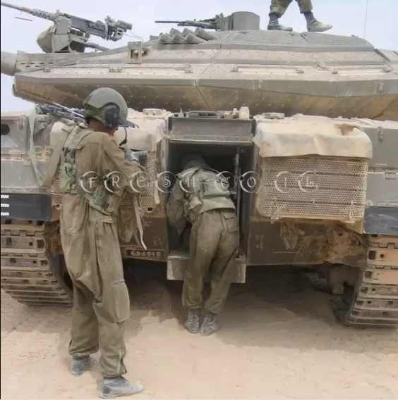 Merkava có cấu tạo động cơ phía trước, cũng tăng khả năng bảo vệ với lái xe; ngoài ra sự bố trí như vậy cũng làm buồng chiến đấu rộng hơn, giúp xe bố trí một cửa thoát hiểm phía sau, tiện lợi cho kíp xe nhanh chóng thoát khỏi xe nếu bị xe bị trúng đạn.