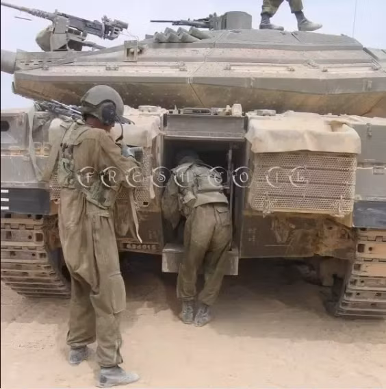 Merkava có cấu tạo động cơ phía trước, cũng tăng khả năng bảo vệ với lái xe; ngoài ra sự bố trí như vậy cũng làm buồng chiến đấu rộng hơn, giúp xe bố trí một cửa thoát hiểm phía sau, tiện lợi cho kíp xe nhanh chóng thoát khỏi xe nếu bị xe bị trúng đạn.