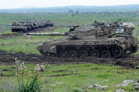 Các nhà thiết kế xe tăng Israel đã tạo một lớp giáp rỗng phía sau lớp giáp đúc này và đổ đầy dầu diesel với độ ổn định và trơ cao, tiếp đến là một lớp giáp khác; với kết cấu này, giúp Merkava có khả năng chống đạn xuyên giáp và tên lửa chống tăng tốt hơn.