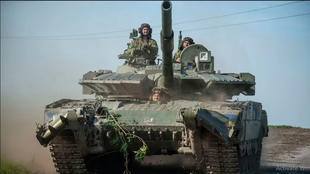 Xe tăng T-80 được trang bị hệ thống nạp đạn tự động, giúp giảm khối lượng công việc của tổ lái, giảm thành viên kíp xe xuống còn 3 người, đồng thời tăng tốc độ bắn của pháo chính và cung cấp hỏa lực liên tục để cải thiện tốc độ bắn trúng. 