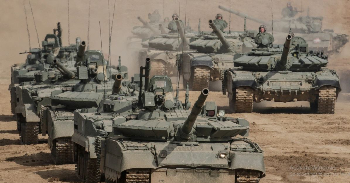 Thứ hai là việc Nga liên tục nâng cấp khả năng bảo vệ. Về khả năng bảo vệ, nhờ ý tưởng thiết kế ngoại hình nhất quán của xe tăng Liên Xô, T-80 được thiết kế có chiều cao thấp, giúp xe ẩn nấp tốt trên chiến trường, giảm khả năng bị đối phương phát hiện và bắn trúng. 