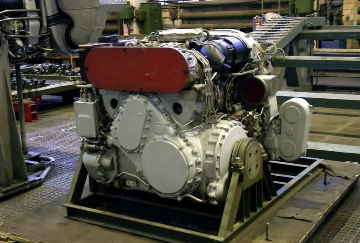 Phiên bản T-80 khi mới ra đời, được trang bị động cơ tua-bin khí GTD-1000T, có đặc tính nhẹ, công suất cao, dễ thay thế, sử dụng đa nhiên liệu, cho xe tốc độ tối đa có thể đạt tới 70 km/h và đặc biệt phù hợp với khu vực có nền nhiệt độ thấp.