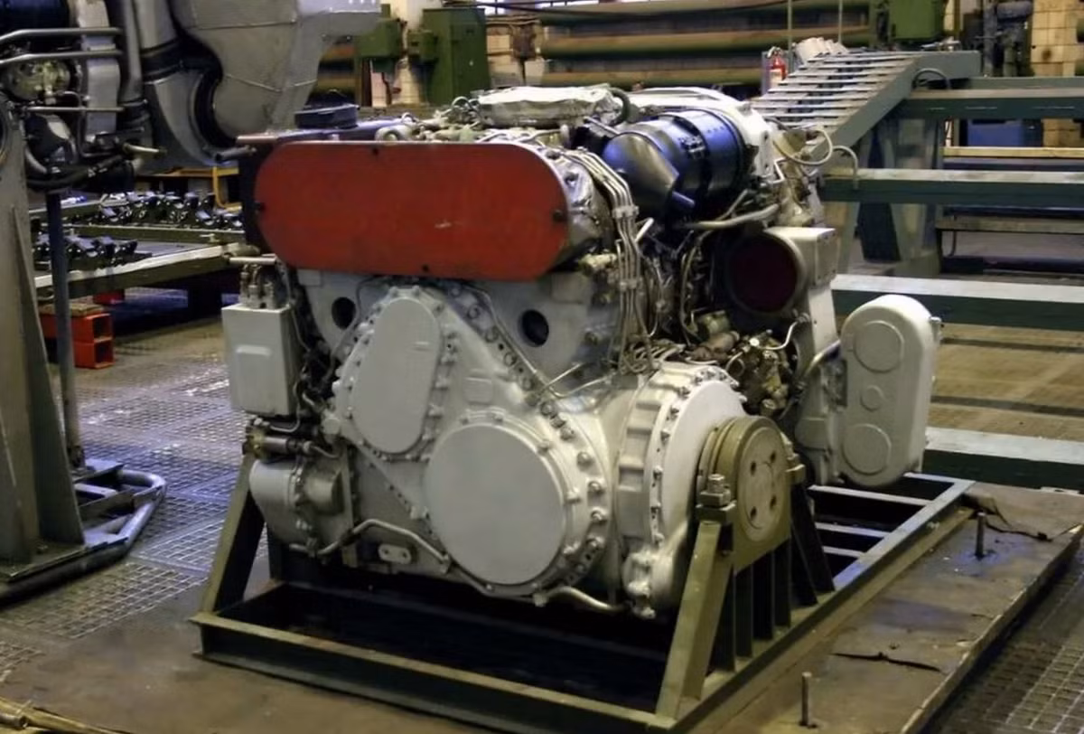 Phiên bản T-80 khi mới ra đời, được trang bị động cơ tua-bin khí GTD-1000T, có đặc tính nhẹ, công suất cao, dễ thay thế, sử dụng đa nhiên liệu, cho xe tốc độ tối đa có thể đạt tới 70 km/h và đặc biệt phù hợp với khu vực có nền nhiệt độ thấp.