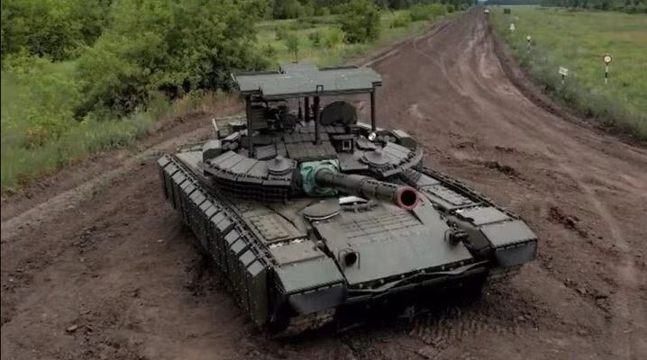 Khi Nga hiện đại hóa và nâng cấp xe tăng T-80 lên phiên bản T-80BVM mới, xe còn được trang bị hệ thống bảo vệ chủ động Arena-M, sử dụng loại đạn đặc biệt để đánh chặn tên lửa và đạn pháo đang lao tới; giúp xe nâng cao tối đa khả năng bảo vệ. 