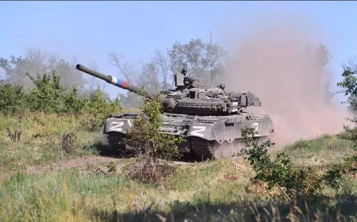 Xe tăng T-80BVM hiện đại hóa có hệ thống điều khiển hỏa lực tiên tiến, kính ngắm chỉ huy đa kênh... Thậm chí, xe tăng này còn lập kỷ lục về tầm bắn xa nhất của xe tăng trong cuộc xung đột Nga-Ukraine. 