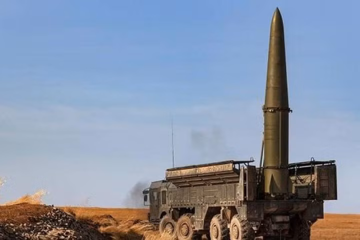 Rất có thể, trận đại chiến Donbass sẽ trở thành một cuộc chiến tiêu hao lâu dài. Dù quân đội Nga đã triển khai 4 lữ đoàn tên lửa đạn đạo chiến thuật Iskander, nhưng các tên lửa đạn đạo không thể cắt đứt hệ thống đường sắt và đường cao tốc, của một quốc gia rộng lớn như Ukraine.