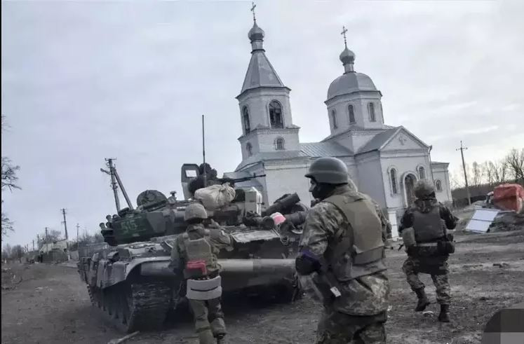 Hiện thông tin Quân đội Ukraine bắt đầu triệt thoái khỏi Bakhmut đã được nhiều phương tiện truyền thông xác nhận, trong đó có kênh Telegram TG Ukraine và Reuters của Anh. Nhưng cái giá mà quân Ukraine phải trả cho việc rút quân lúc này sẽ không nhỏ, bởi đường rút lui đã nằm trong tầm kiểm soát của hỏa lực của pháo binh liên quân Nga. 