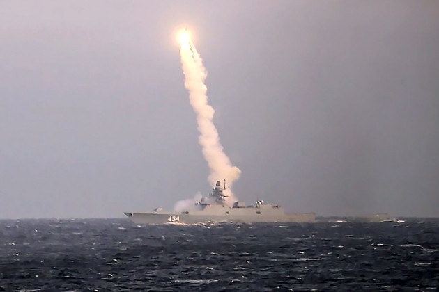 Còn theo thông tin mới nhất, tên lửa siêu vượt thanh Zircon của Nga, sẽ được chuyển đổi từ chiến thuật sang chiến lược, khi được trang bị đầu đạn hạt nhân và có khả năng hủy diệt toàn bộ một thành phố.