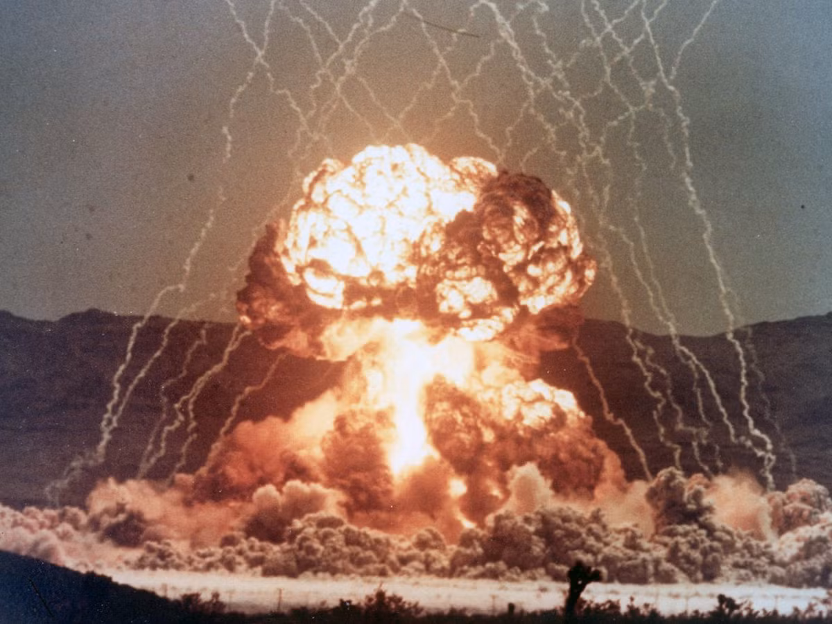 Một cuộc tấn công chính xác vào một cơ sở chiến lược với vũ khí siêu thanh sẽ đủ để phá hủy nó, và trong trường hợp một kho vũ khí hạt nhân phát nổ, hậu quả đối với toàn bộ châu Âu sẽ rất thảm khốc. 