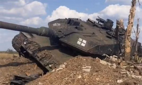 Hơn nữa, Quân đội Ukraine vẫn chưa có chiến thuật sử dụng xe tăng Abrams một cách hiệu quả. Chiến trường Nga-Ukraine chủ yếu diễn ra ở khu vực đồng bằng, địa hình bằng phẳng, ít chỗ trú ẩn; tuy thuận lợi cho việc cơ động của xe tăng, nhưng cũng khiến xe tăng dễ trở thành mục tiêu cho tên lửa và UAV tự sát của Nga và Q uân đội Ukraine không thể bảo vệ chúng.