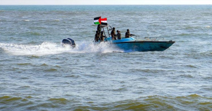 Mọi việc diễn ra rất suôn sẻ; ngay khi thủy thủ đoàn tàu chở hàng Israel phát hiện ra, các tàu cao tốc và UAV trang bị vũ khí của Houthi liên tục lao tới và lượn vòng. Tàu hàng Israel gửi ngay tín hiệu cấp cứu khẩn cấp tới các tàu chiến Mỹ xung quanh. 