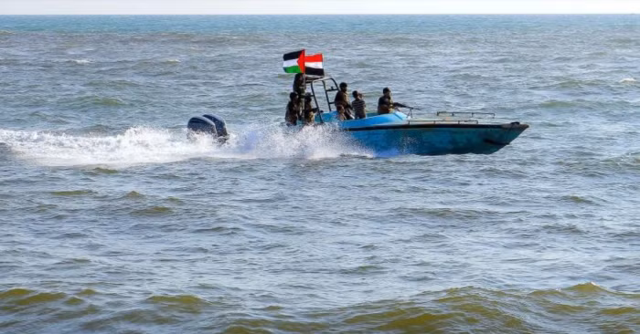 Mọi việc diễn ra rất suôn sẻ; ngay khi thủy thủ đoàn tàu chở hàng Israel phát hiện ra, các tàu cao tốc và UAV trang bị vũ khí của Houthi liên tục lao tới và lượn vòng. Tàu hàng Israel gửi ngay tín hiệu cấp cứu khẩn cấp tới các tàu chiến Mỹ xung quanh. 