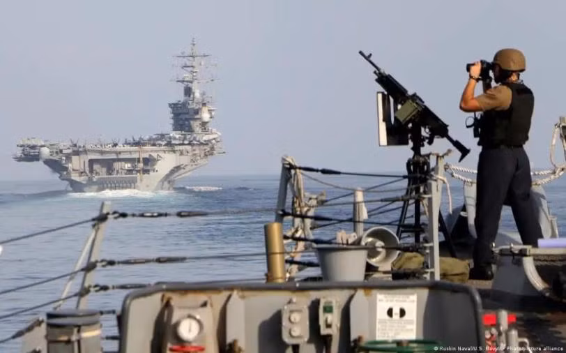 Mục đích của Houthi là dùng số UAV thu hút sự chú ý của các hệ thống radar và đánh chặn của các tàu chiến Mỹ, tạo cơ hội cho một cuộc tấn công tên lửa thực sự. Tuy nhiên những UAV chạy bằng động cơ đốt trong này, thực sự khó có năng lực để xuyên thủng hàng phòng ngự của tàu Aegis. 