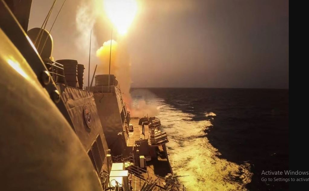 Đúng như kế hoạch đã tính toán, khi hạm đội của Mỹ đang tiến vào khu vực phục kích của quân Houthi với tốc độ cao và khi các tàu chiến đã vào khu vực tiêu diệt, quân Houthi đã sử dụng UAV để mở đầu cuộc tấn công.