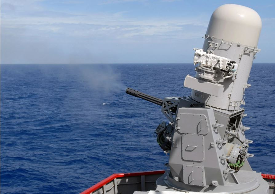 Khẩu pháo 127mm và pháo bắn nhanh Phalanx tấn công UAV bay chậm của Houthi, về cơ bản đó là một vụ “thảm sát”. Cho dù có cá lọt lưới cũng không thể thoát khỏi sự tấn công của Phalanx. Phalanx có thể tiêu diệt hiệu quả tên lửa chống hạm siêu thanh bay lướt trên biển ở khoảng cách 1,5 km. Chưa kể UAV chạy động cơ piston bay ở độ cao lớn.