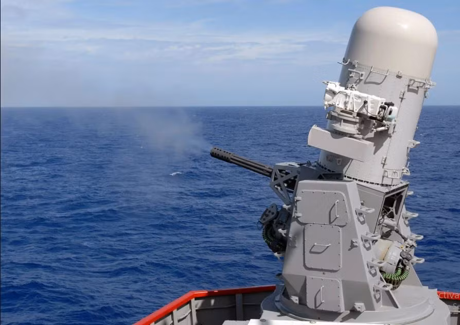 Khẩu pháo 127mm và pháo bắn nhanh Phalanx tấn công UAV bay chậm của Houthi, về cơ bản đó là một vụ “thảm sát”. Cho dù có cá lọt lưới cũng không thể thoát khỏi sự tấn công của Phalanx. Phalanx có thể tiêu diệt hiệu quả tên lửa chống hạm siêu thanh bay lướt trên biển ở khoảng cách 1,5 km. Chưa kể UAV chạy động cơ piston bay ở độ cao lớn.