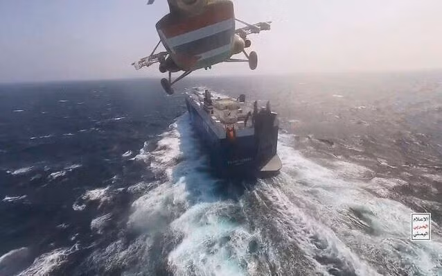 Khi nhóm tác chiến tàu sân bay USS Eisenhower của Mỹ đang làm nhiệm vụ tuần tra trên khu vực Biển Đỏ, nhận được tín hiệu cấp cứu, đã ngay lập tức cơ động 4 tàu chiến về hướng tàu chở hàng của Israel. 