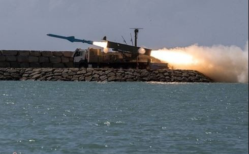 Khi tàu sân bay Mỹ cuối cùng cũng xuất hiện trong khu vực phục kích, lúc này quân Houthi không còn phóng tên lửa “nhỏ giọt” nữa, mà thực hiện màn phóng tên lửa bão hòa, với liên tiếp 20 tên lửa chống hạm vào tàu sân bay Mỹ; nhằm tiêu diệt tàu sân bay Mỹ trong một đòn tấn công.