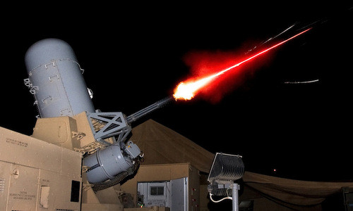 Hạm đội Mỹ ngay lập tức triển khai lực lượng phòng không đánh chặn; với công nghệ hiện đại, radar mảng pha và đạn pháo 127 mm được lập trình sẵn, tầm tấn công phòng không có thể đạt tới 15 km. Hai hệ thống vũ khí phòng thủ tầm gần Phalanx 6 nòng 20 mm có tầm bắn 1,5 km.