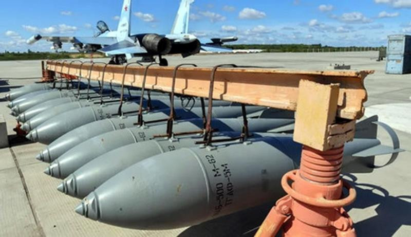 Các nhà phân tích quân sự cho rằng, việc Không quân Nga sử dụng bom UMPC-500 là nhằm mục đích vượt qua mạng lưới phòng không Ukraine. Tướng Vijainder K. Thakur, nguyên Tư lệnh Không quân Ấn Độ (hiện đã nghỉ hưu) đánh giá rất cao về bom lượn có điều khiển UMPC của Nga hiện đang sử dụng ở chiến trường Ukraine.