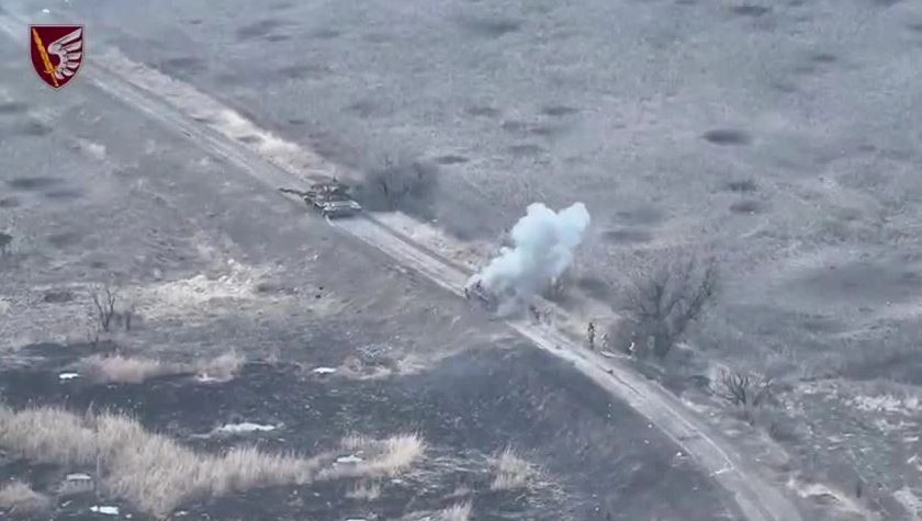 Các đơn vị thiết giáp này của Nga được trang bị khí tài nhìn đêm và lặng lẽ chọc thủng các điểm yếu trên tuyến phòng thủ vào ban đêm. Lính dù đã sử dụng UAV FPV để tấn công chính xác vào các mục tiêu được xác định trước.