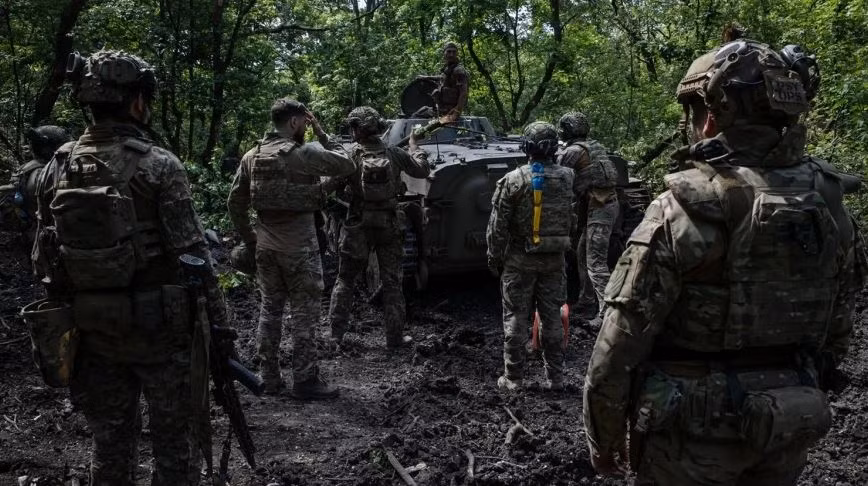 Trong khi đó, công tác bảo đảm hậu cần của Quân đội Ukraine đang gặp khó khăn. Dự trữ đạn dược đang cạn kiệt nhanh chóng và khả năng sửa chữa vũ khí trang bị, không thể theo kịp tốc độ thiệt hại. Nguồn lực y tế eo hẹp và những người bị thương không thể được điều trị kịp thời. Nhiều đơn vị chỉ có thể dựa vào nguồn dự trữ hạn chế để duy trì chiến đấu.