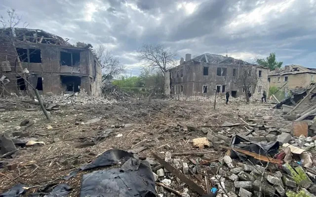 Cuộc chiến giành trung tâm thành phố Toretsk đặc biệt khốc liệt, dấu hiệu giao tranh khắp nơi trên đường phố. Xe tăng Nga len lỏi qua đống đổ nát và các tay súng bắn tỉa đối mặt giữa các tòa nhà cao tầng.