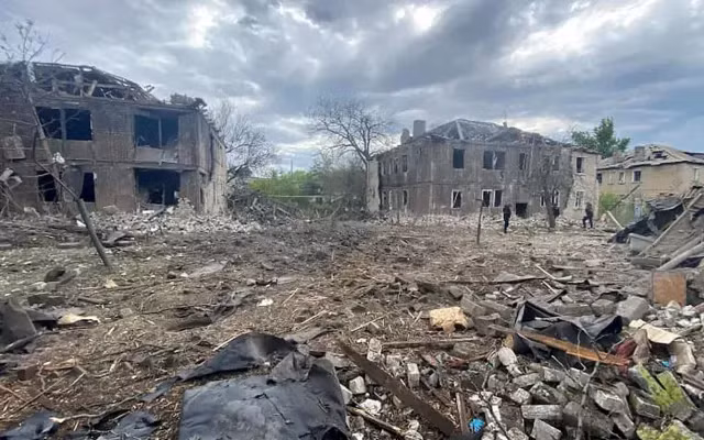 Cuộc chiến giành trung tâm thành phố Toretsk đặc biệt khốc liệt, dấu hiệu giao tranh khắp nơi trên đường phố. Xe tăng Nga len lỏi qua đống đổ nát và các tay súng bắn tỉa đối mặt giữa các tòa nhà cao tầng.