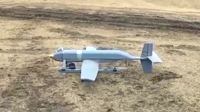 Kênh Rybar của Nga cũng cho biết, AFU đã bắt đầu sử dụng loại UAV mới có tên Matka, hoạt động như một thiết bị dẫn đường trên không, có thể điều khiển UAV FPV của họ đến khoảng cách lên tới 60 km. Những chiếc UAV FPV này được trang bị đầu đạn 400 gram, đủ để phá hủy hiệu quả hầu hết các phương tiện hạng nhẹ, trạm radar và hệ thống phòng không.