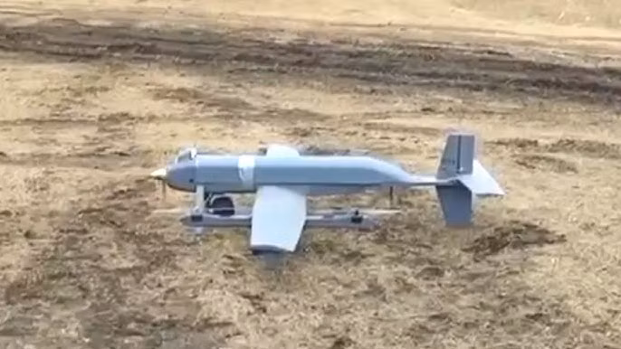 Kênh Rybar của Nga cũng cho biết, AFU đã bắt đầu sử dụng loại UAV mới có tên Matka, hoạt động như một thiết bị dẫn đường trên không, có thể điều khiển UAV FPV của họ đến khoảng cách lên tới 60 km. Những chiếc UAV FPV này được trang bị đầu đạn 400 gram, đủ để phá hủy hiệu quả hầu hết các phương tiện hạng nhẹ, trạm radar và hệ thống phòng không.