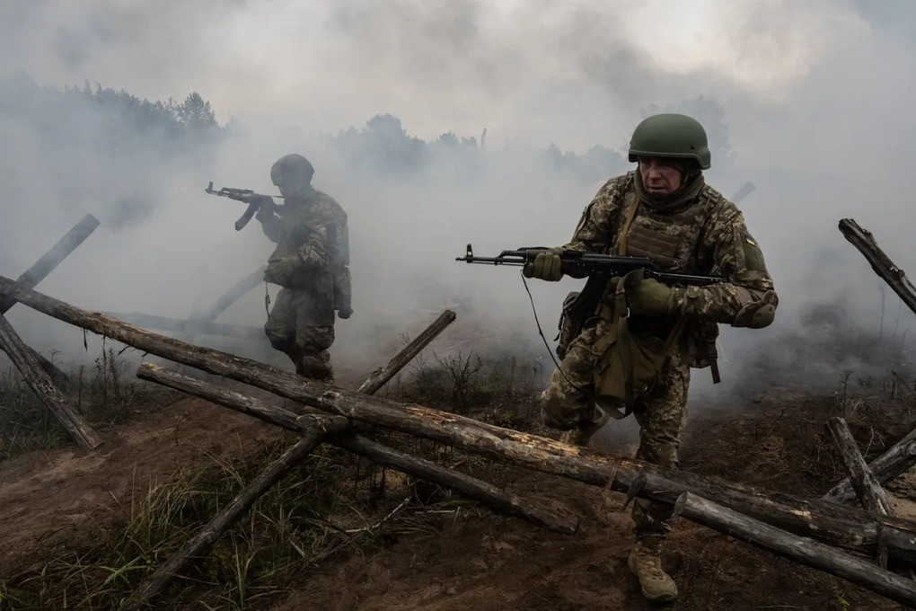Trang Military Review cho biết, hiện RFAF đã tập trung 60 ngàn quân trên hướng Sumy. Tổng thống Ukraine Zelensky cũng đã công nhận điều này. Theo ông, các nguồn lực mà Ukraine có hiện nay không đủ để ngăn chặn sự tiến công của RFAF và đề nghị châu Âu và Mỹ viện trợ quân sự khẩn cấp.