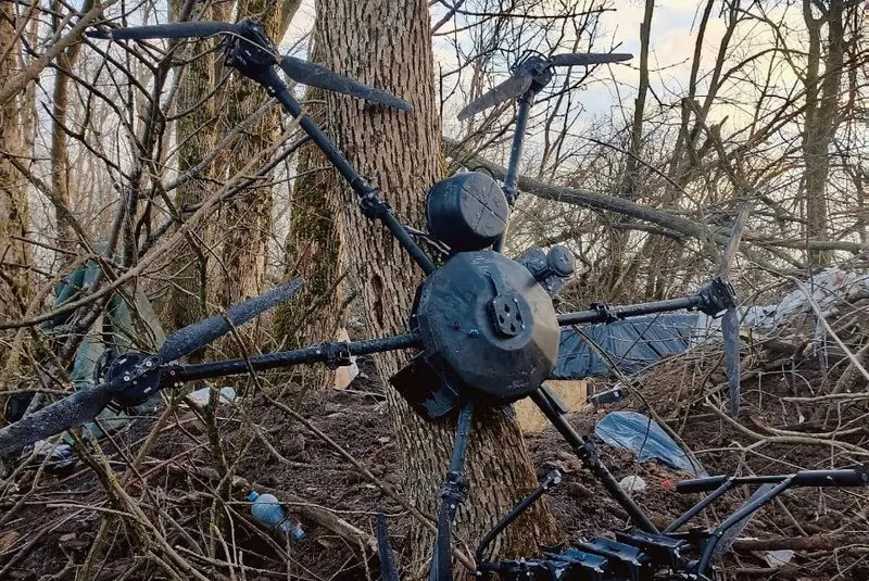 Tuy nhiên, trước các hệ thống tác chiến điện tử của RFAF hoạt động rất mạnh trong khu vực, có hơn 90% UAV FPV của AFU “rụng như sung”. Ngay cả AFU cũng thừa nhận sự suy giảm mạnh về hiệu quả của các loại UAV và vũ khí dẫn đường, do tác chiến điện tử và những “thợ săn” UAV của RFAF bằng súng nòng trơn.