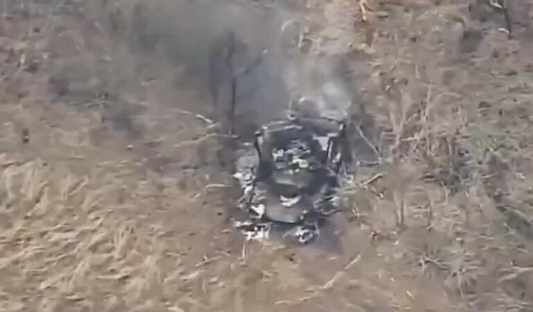 Nhưng trên chiến trường Ukraine thì khác, xe tăng T-72 do Quân đội Nga sử dụng có khả năng sống sót cao hơn, Quân đội Ukraine không có ưu thế trên không, nên hai xe tăng có cơ hội đối đầu trên một chiến trường “tương đối công bằng”. Như vậy, Quân đội Nga đã báo thù cho xe tăng T-72 và vũ khí Nga.