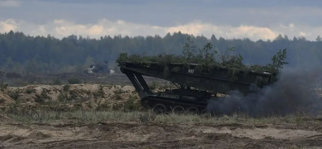 Hiện Quân đội Ukraine đang tăng cường khả năng phòng thủ trước UAV để ngăn chặn các cuộc tấn công tương tự xảy ra lần nữa. Điều này có thể đòi hỏi nhiều nguồn lực và nỗ lực hơn; nhưng chắc chắn đây là vấn đề cấp thiết, có tính chất sống còn trong tình hình hiện nay. (Ảnh: cầu dã chiến MTU-72).